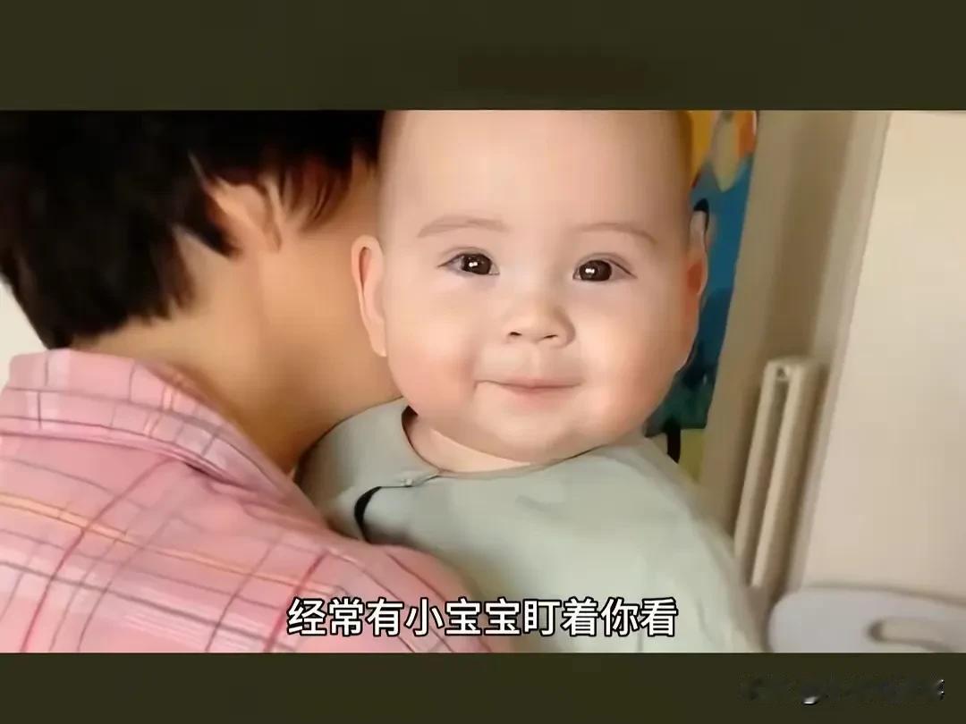 逛街时碰到软乎乎的小宝宝直勾勾盯着你看，还晃着肉乎乎的小手对你笑，别害羞，这是初