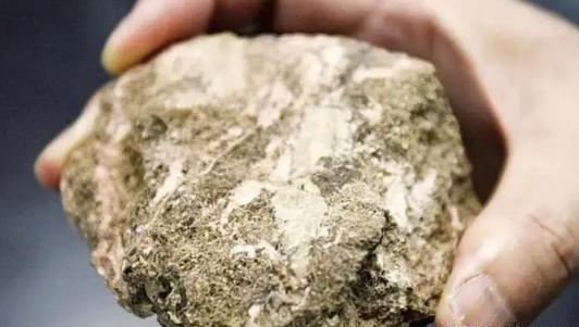 自从中国掌握住稀土命脉后，一个奇怪现象就此产生：越来越多的国家发现大量的稀土矿，