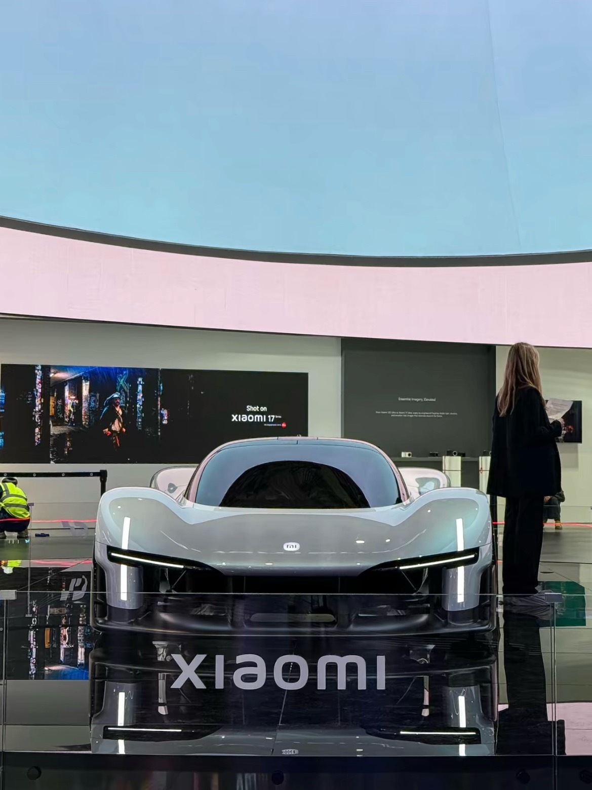 来欣赏一下老铁在国外拍的小米Vision GT概念车，不得不说，小米的审美和空气