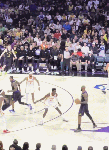 眼观六路！詹姆斯直塞范德彪，彪哥轻松上篮！

这球范德彪好在回头看了一眼，否则他