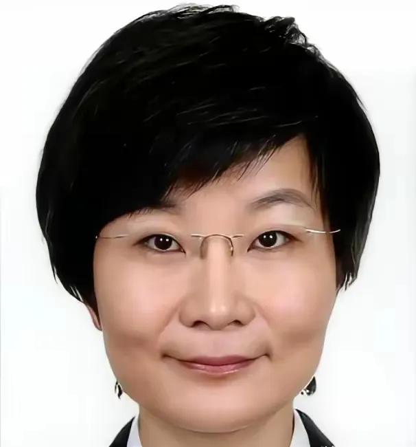 1999年，我们驻南联盟icon大使馆被炸的那一晚。一个叫苏晓晖的高中姑娘，看着