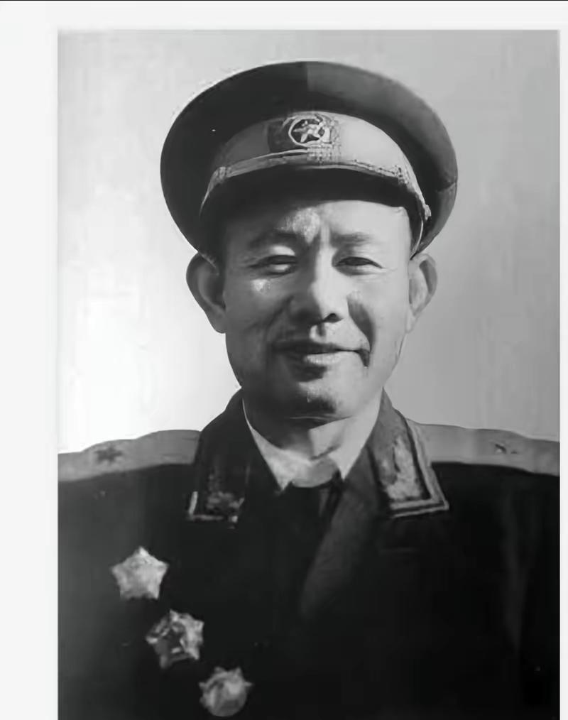 1951年，一群志愿军在撤退时，猛然发现眼前狭隘的山谷中，竟出现了成千上万个美军