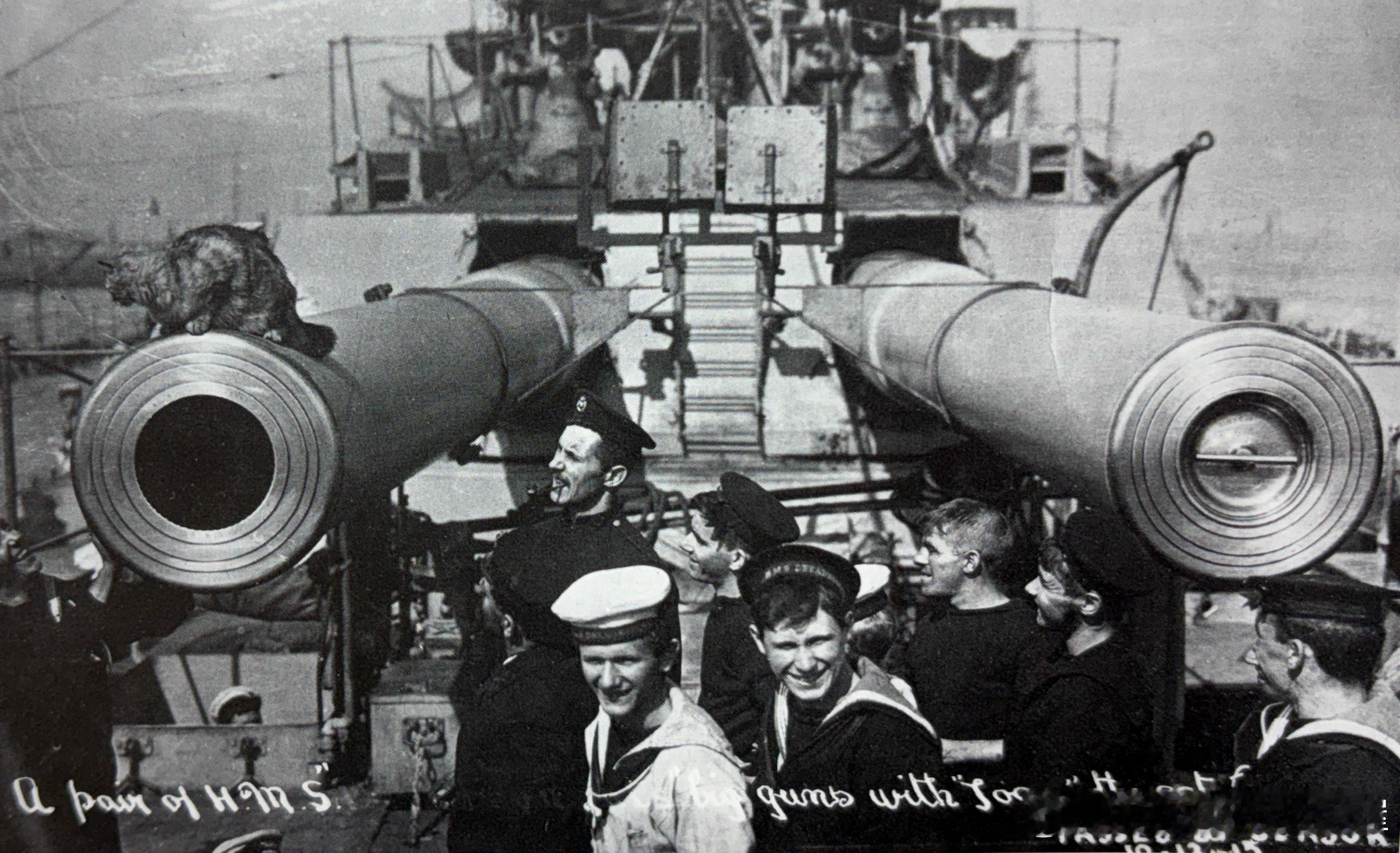 1907年演习中，无畏号战列舰舰猫Togo在主炮炮管上向后张望军事历史全触达