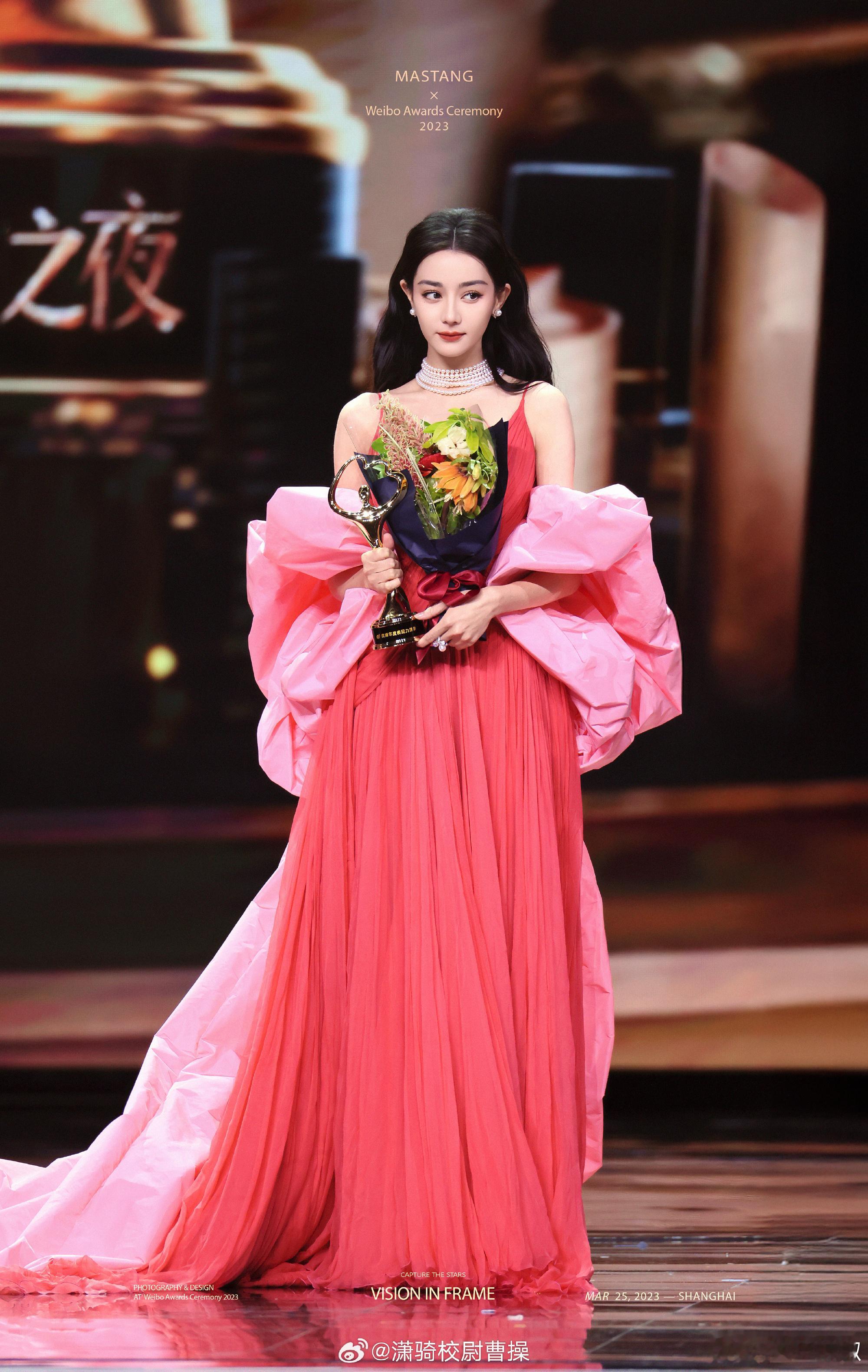 迪丽热巴入围电视金鹰奖🏆 《利剑玫瑰》值得 邓妍值得 热巴打羽毛球有一种清澈的