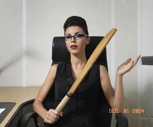 一个家庭有一个强势又自私的女人
简直是一场灾难
无论是处理婆媳关系或者教育子女