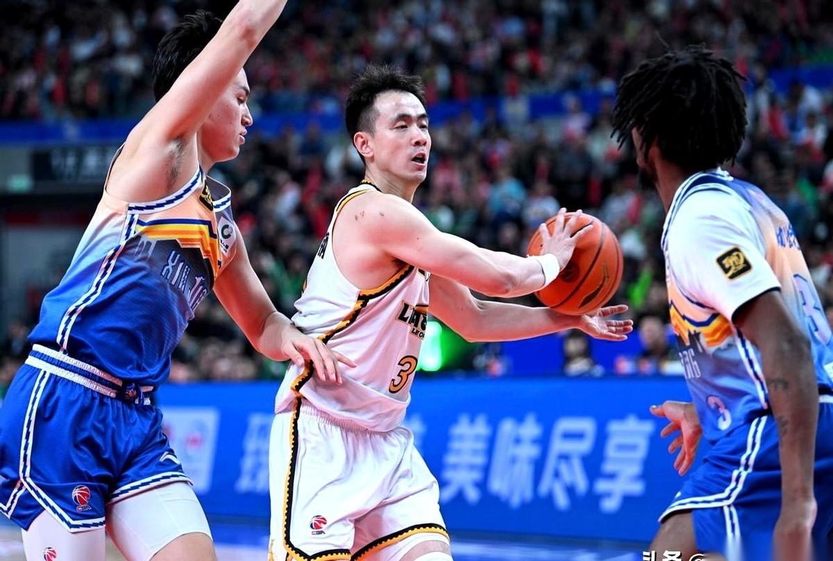 福建队那个外援，一个人抡下了44分，眼睛都红了，但比赛结束，计分器上明晃晃的11