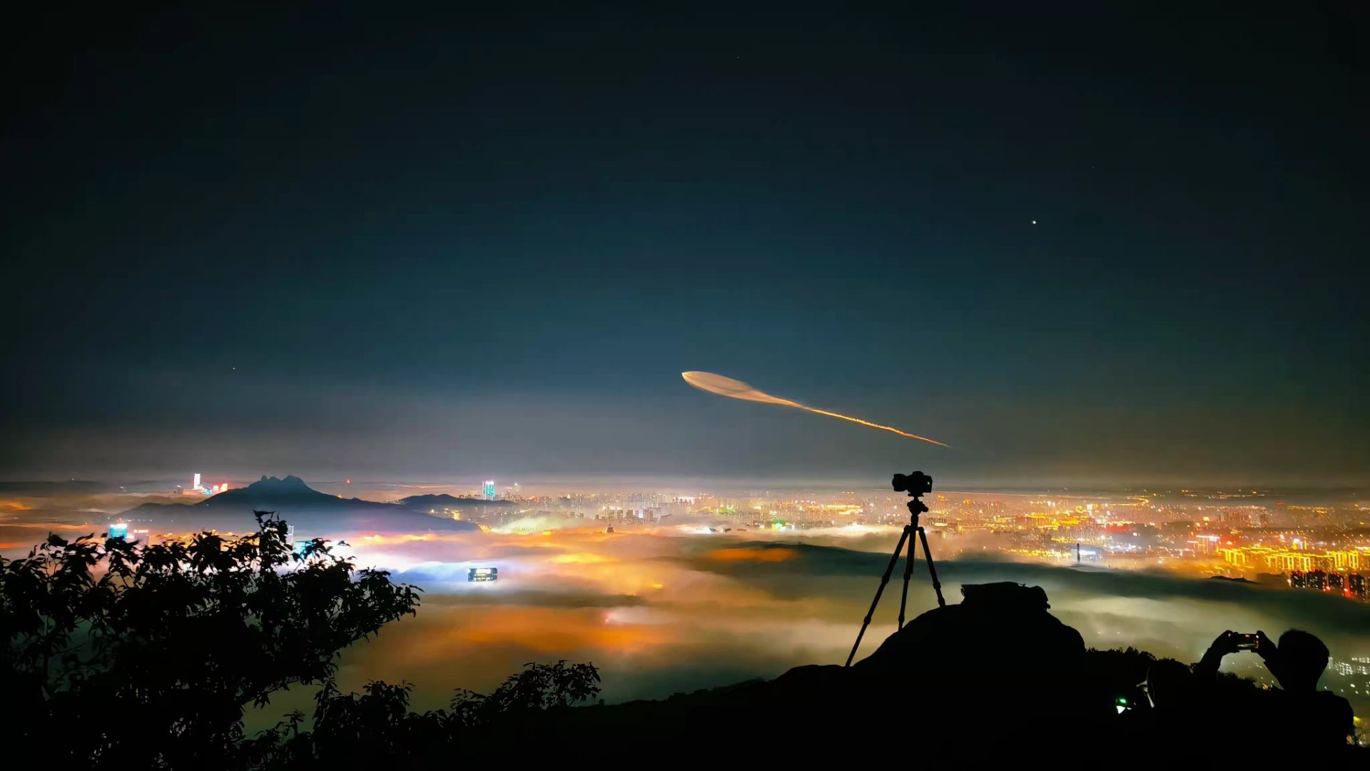 青岛多位网友拍下火箭夜光云摄影师偶遇绝美瞬间，火箭夜光云惊艳亮相苍穹，云海相伴灯