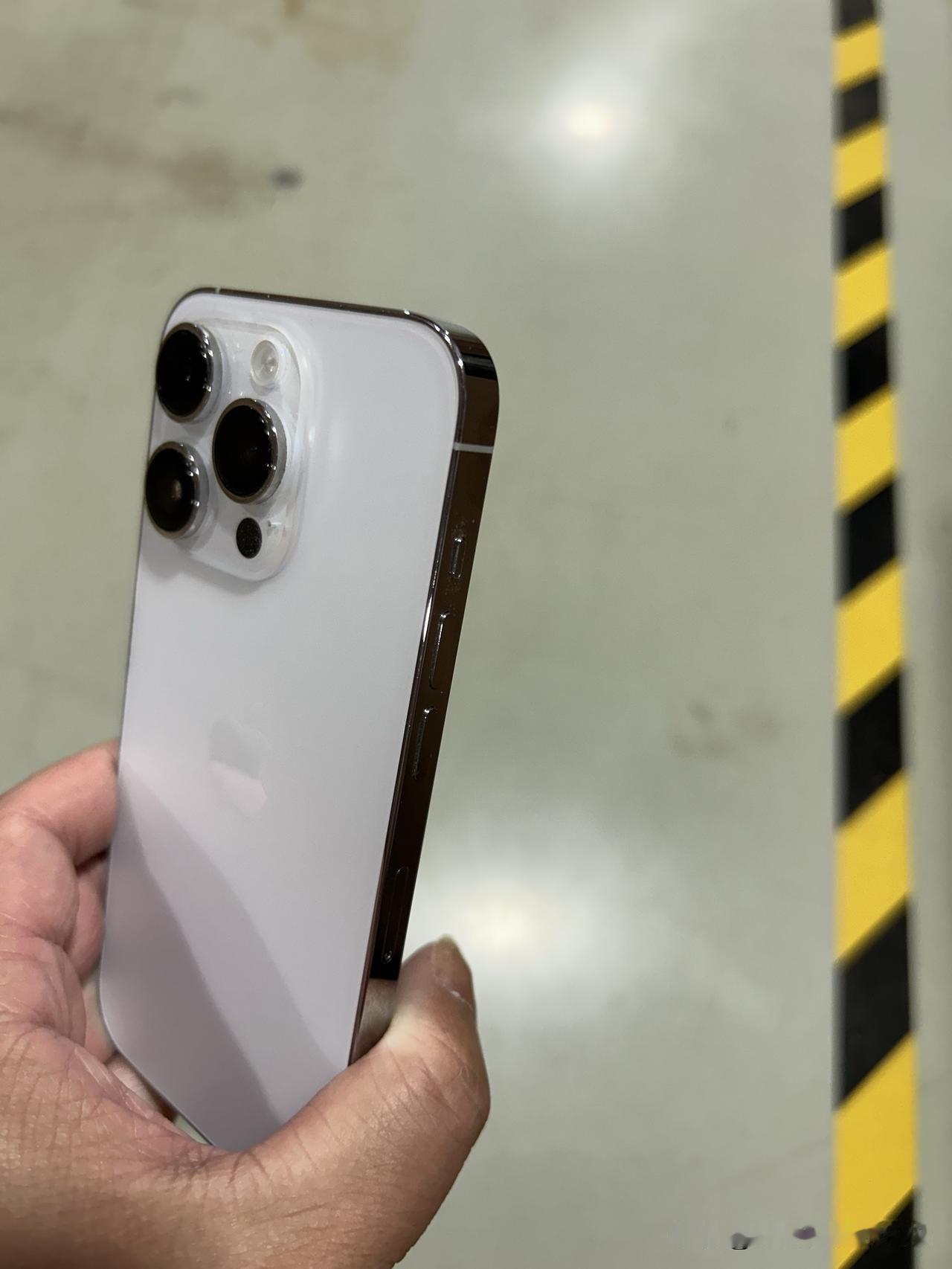 苹果公司以后真的不再出这种电镀中框的手机了吗？
苹果公司公司以后出的手机不仅中框