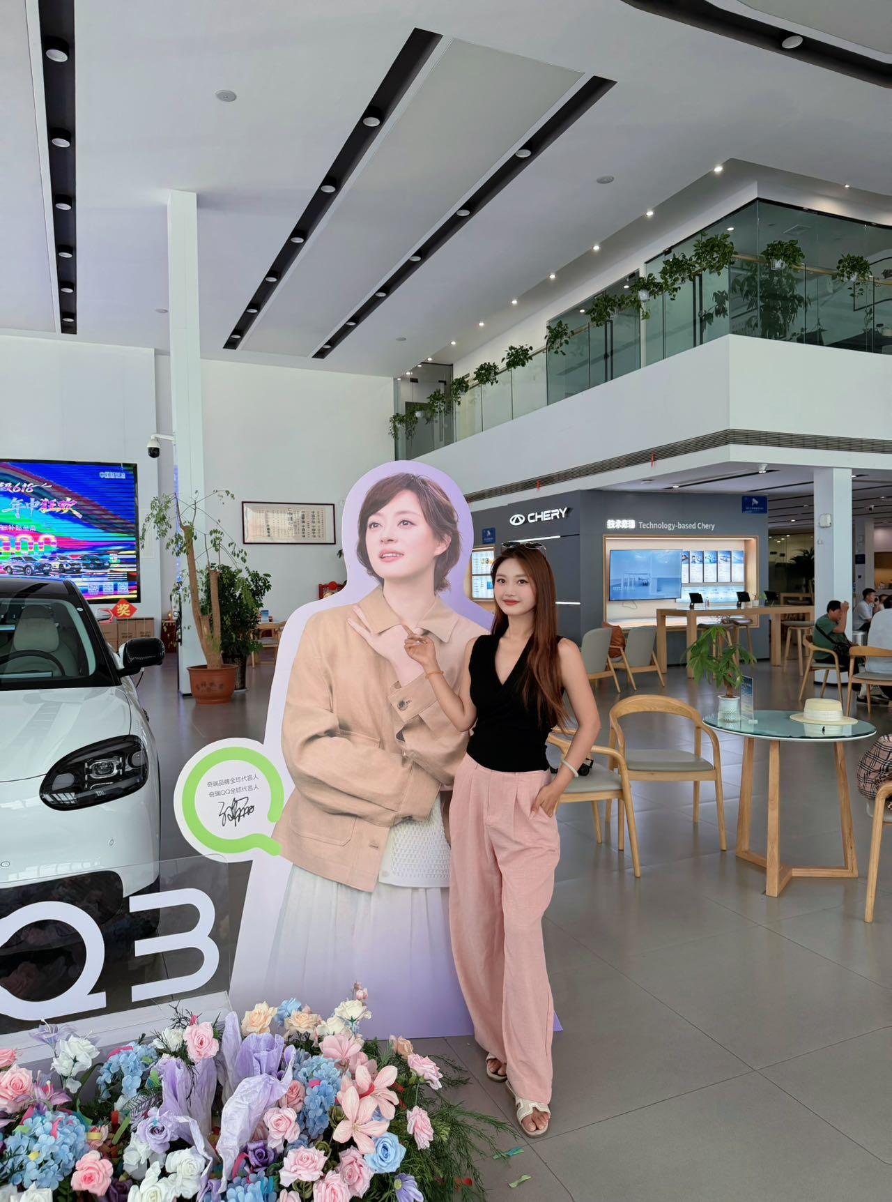被上海商圈的大屏刷屏后，特意去奇瑞门店逛了一圈
进店就循环播放着孙俪的经典剧集