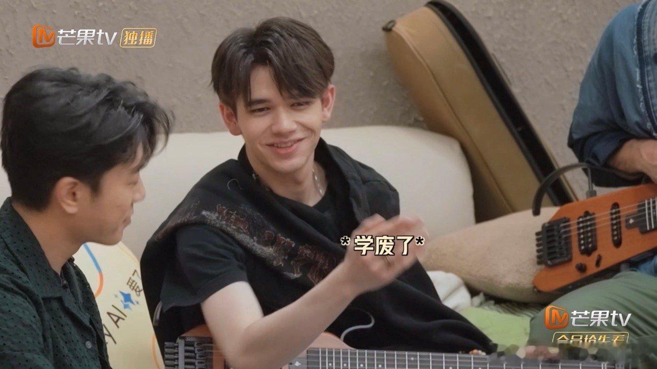 #庆怜人生第一把吉他是雅送的#雅哥送的吉他，是人生第一把，来自哥哥的关爱，怎能不