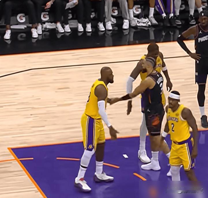 笑不活了，狄龙这哪是打球？这是把詹库当流量ATM在狂按啊！
拿着中产合同，场上