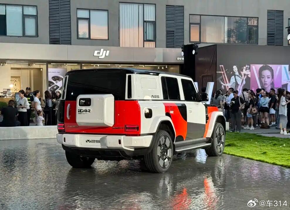 iCAR V25的造型看起来就是小一号的V27，依旧是经典的方盒子造型，当然又是