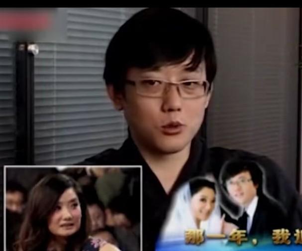 这是凤凰传奇玲花的老公，大家觉得他比曾毅帅气吗？玲花的老公徐明朝，戴着个眼镜，斯