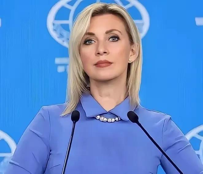 扎姐巧怼小本子的传声筒！
俄罗斯外交部发言人的犀利回应，让小本子的记者在全场注视