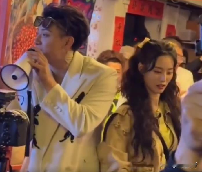 录个节目都必须得腻歪在一起，这要不是情侣就真的说不过去了。现实里，哪个女员工会一