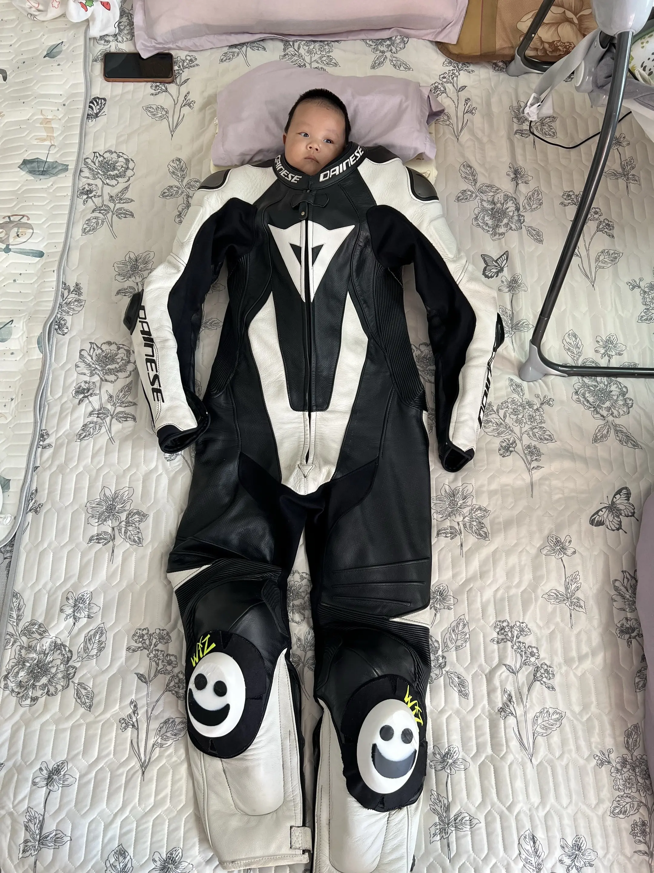 非要闹着买丹尼斯连体，穿又穿不了 为父帮你先穿着吧