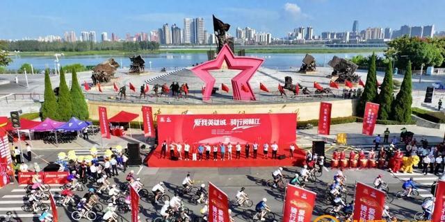 “你骑过赣江的夜风吗？
”——去年十月，我混在8000人里冲过八一桥，耳机里传来