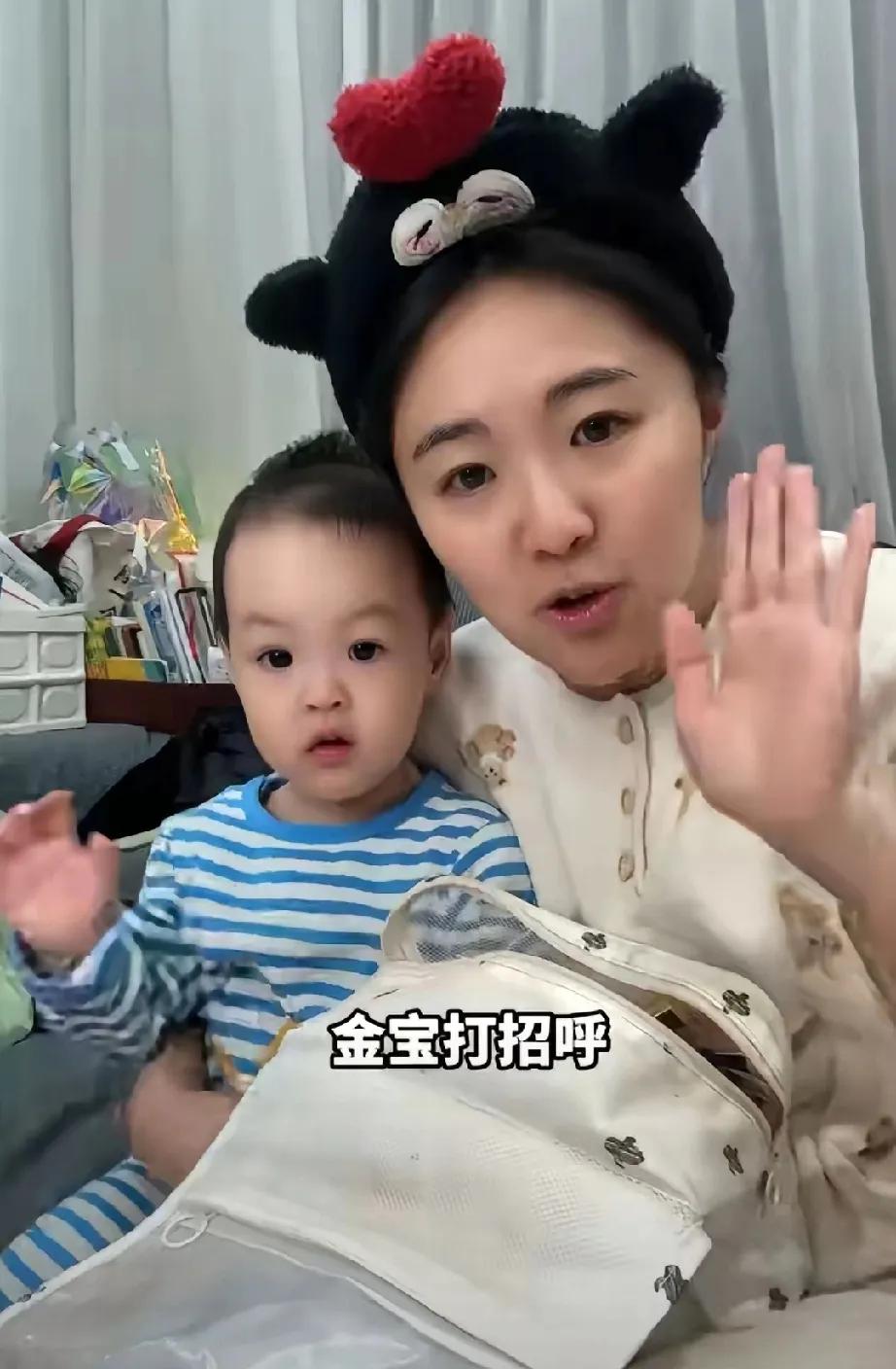 金龟子家的小金宝简直萌化人心！白嫩小脸蛋像剥壳鸡蛋，眼睛遗传了妈妈的灵动，像会说