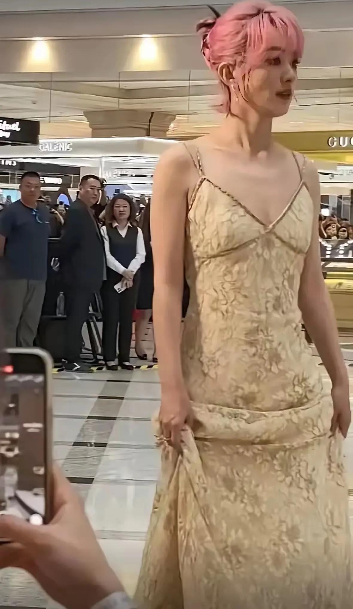 近期，赵丽颖颇为走红，只因一句“算你妹”，就被网友诟病：学历不高，欠缺修养，更没