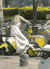 姑娘这身衣服太拉风了，共享电动车根本就配不上你的这身打扮。
一个漂亮的姑娘，穿着