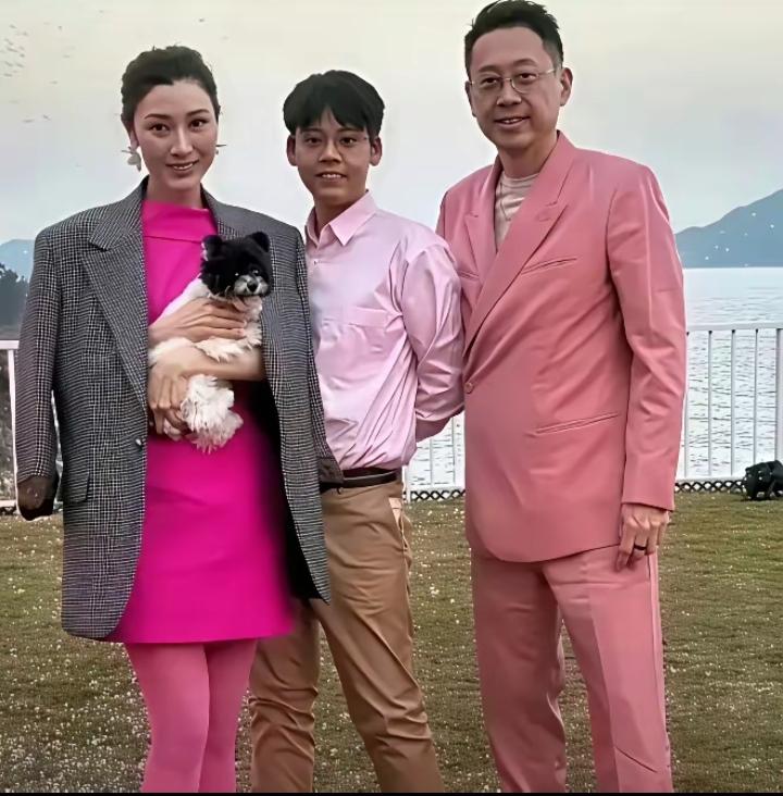 我真是想不明白了，李嘉欣曾经是香港最美丽的港姐，她的老公是豪门大帅哥许晋亨，两夫