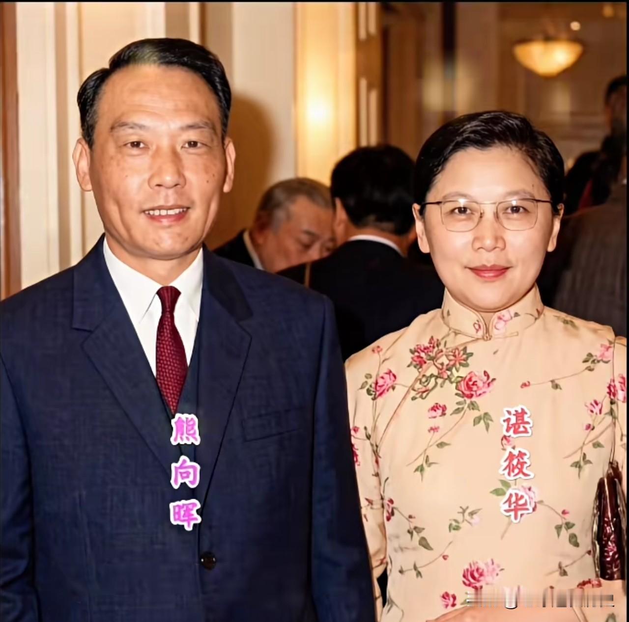 这张外事活动的留影中，左侧是传奇情报功臣熊向晖，他身着深色西装，领带系得规整，眉