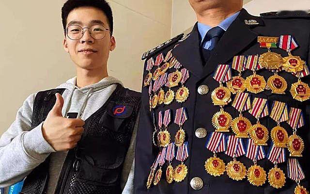 1998年，程鹏在执勤，突然被人用枪抵住了脑门，他掏出的警官证停在半空，脑海中一