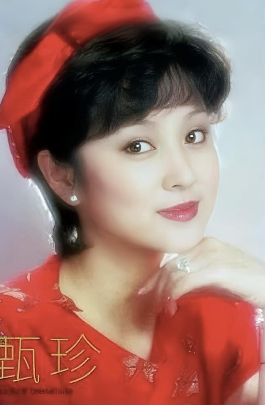甄珍原名章家珍，从小就是白富美的她是家中长女，下有一个妹妹和弟弟。他的父亲曾经是