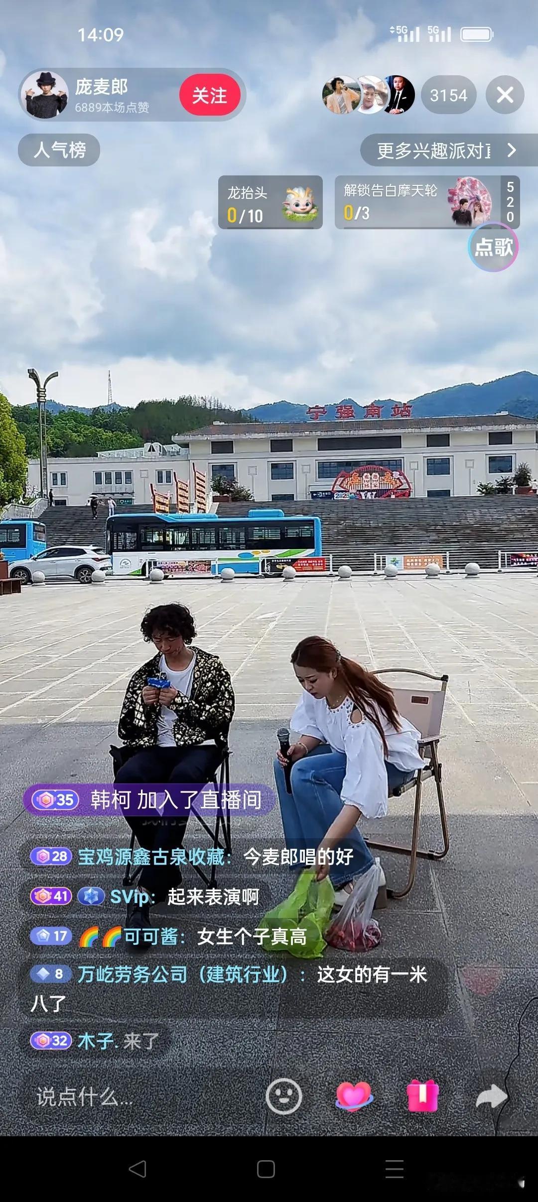 什么国际巨星？这歌手庞麦郎现如今的生活很低调，没有什么全国巡演，也没有和龚玥菲一