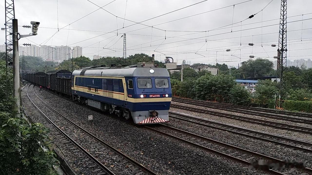 东风8B型内燃机车是上世纪90年代后期和本世纪00年代生产的货运内燃机车，在东风