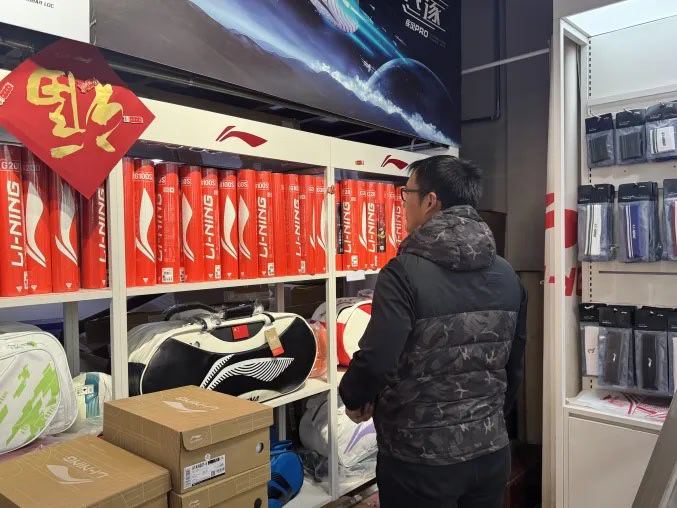 新京报：近期持续火热的羽毛球市场迎来价格“降温”，亚狮龙、威克多等主流品牌下调售