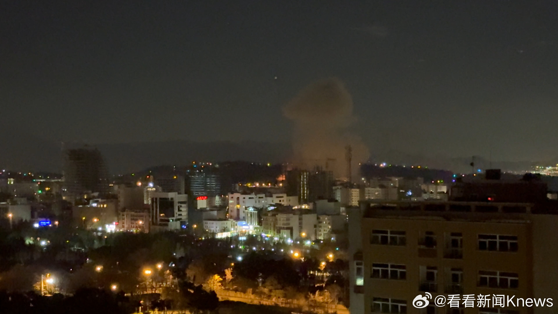 【#伊朗首都德黑兰传出爆炸声#】当地时间6日凌晨2时39分，伊朗首都德黑兰传出爆