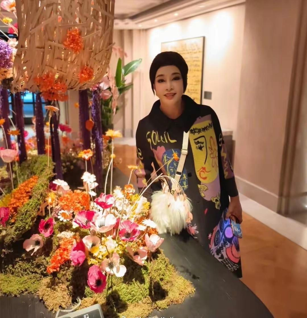 刘晓庆这妆真不知道是怎么画的，七十六岁的人，竟然画得像三十六岁，真是绝了。 