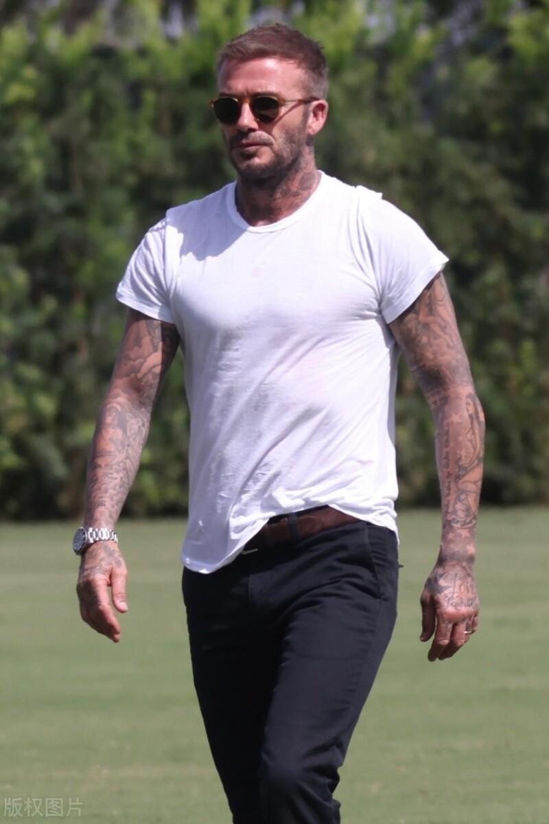 梅西来了，老板的脚也痒痒了，贝克汉姆的一招一式，依然是令人回味无穷的“小贝”[捂