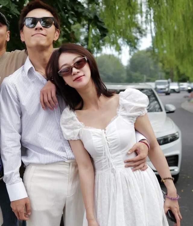恭喜吴谨言与洪尧新婚快乐！两人七年长跑终成正果，实属不易。面对官宣，粉丝反应强烈