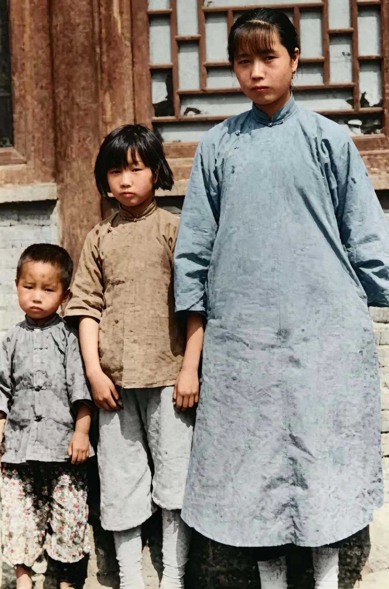 1927年，定格了李大钊牺牲后三个孩子的悲痛瞬间。照片中长女李星华年仅16岁、次