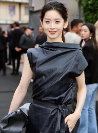 章泽天女儿都这么大了 富豪奶茶章泽天晒与10岁女儿Linda骑车背影照，女儿身高