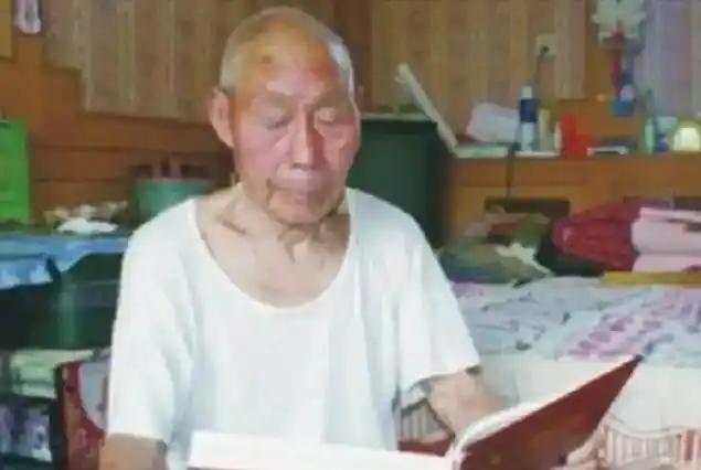 1949年，金门战役中，我军登岛的近9000名将士全军覆没，不是牺牲就是被俘，1