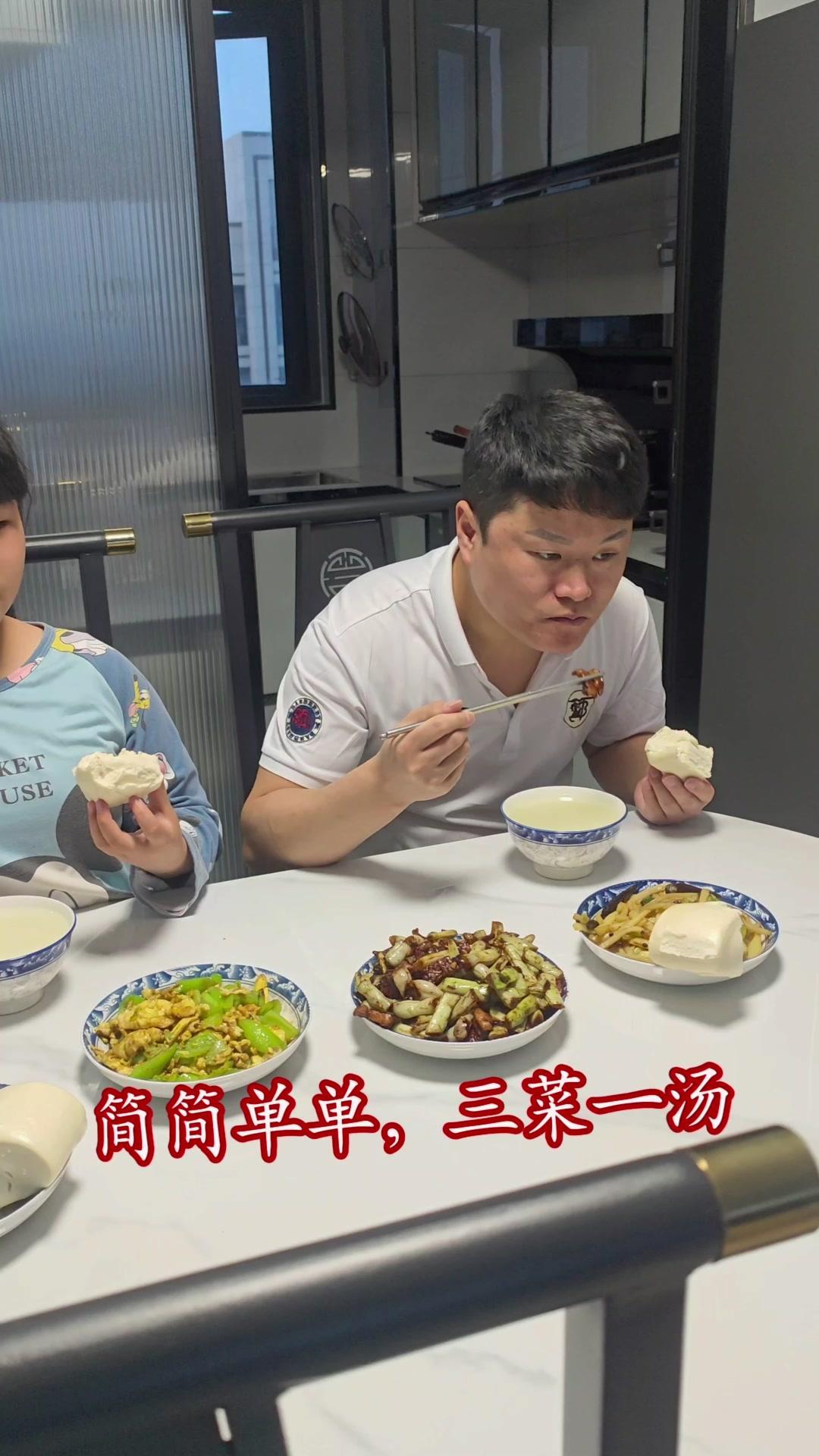 🍳下班回家做三菜一汤太治愈了！青椒鸡蛋带着锅气，白莲豆炒肉香得流口水，土豆条外