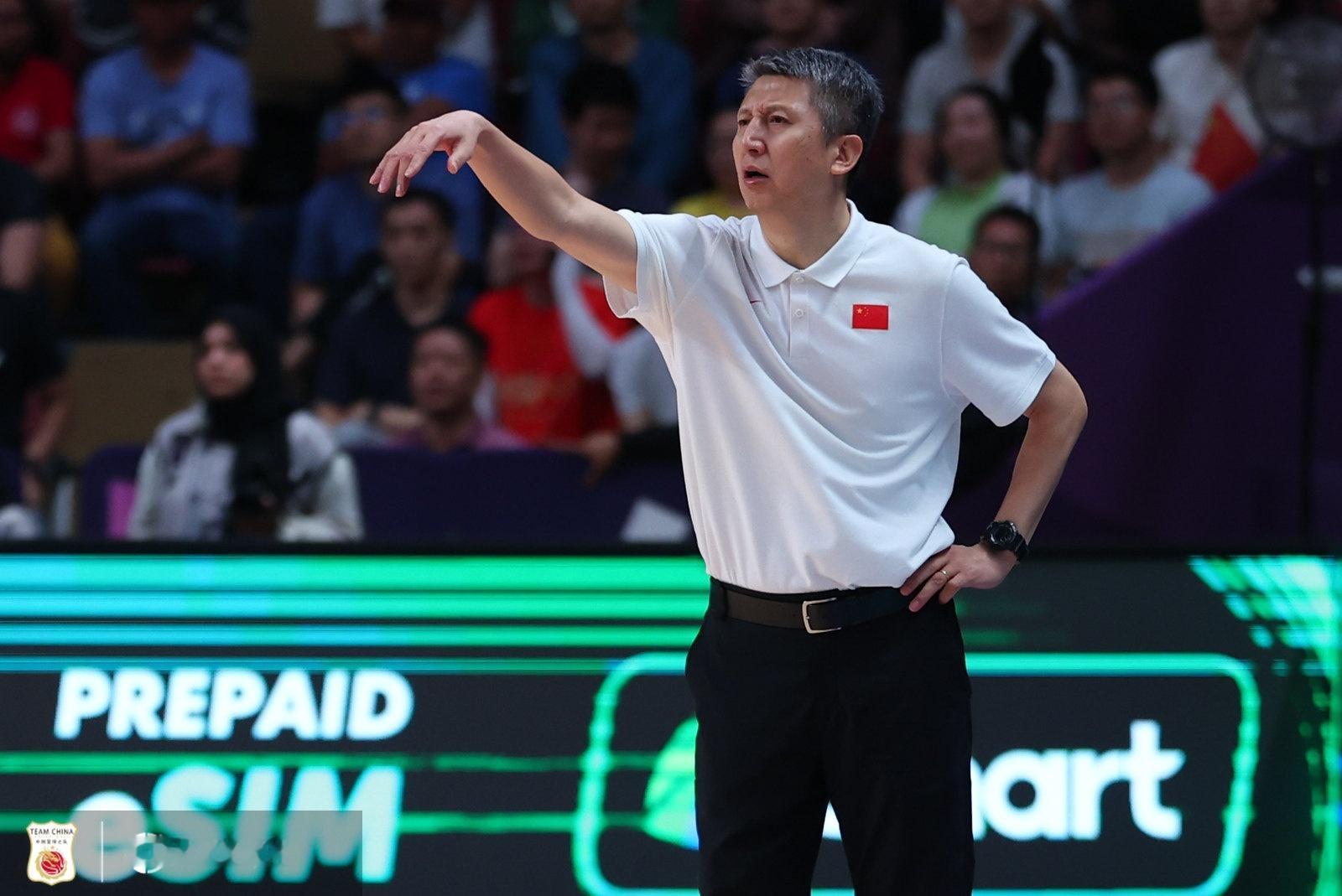 中国男篮vs韩国男篮 上半场中国男篮打得混乱，共有多达8次失误，而对手韩国男篮只