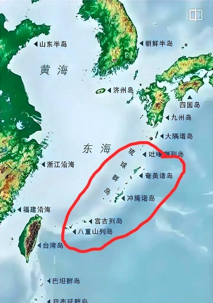 冲绳街头霓虹闪烁，你可能会误以为这里和日本本土没什么区别。招牌都是日语、年轻人卷