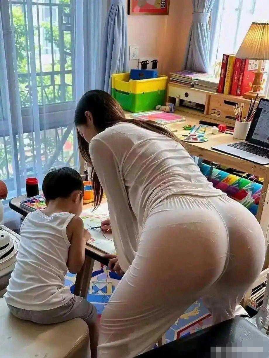 妈妈和儿子一起画画，这场景确实温馨得能溢出屏幕。

我想起之前看到一位妈妈分享，