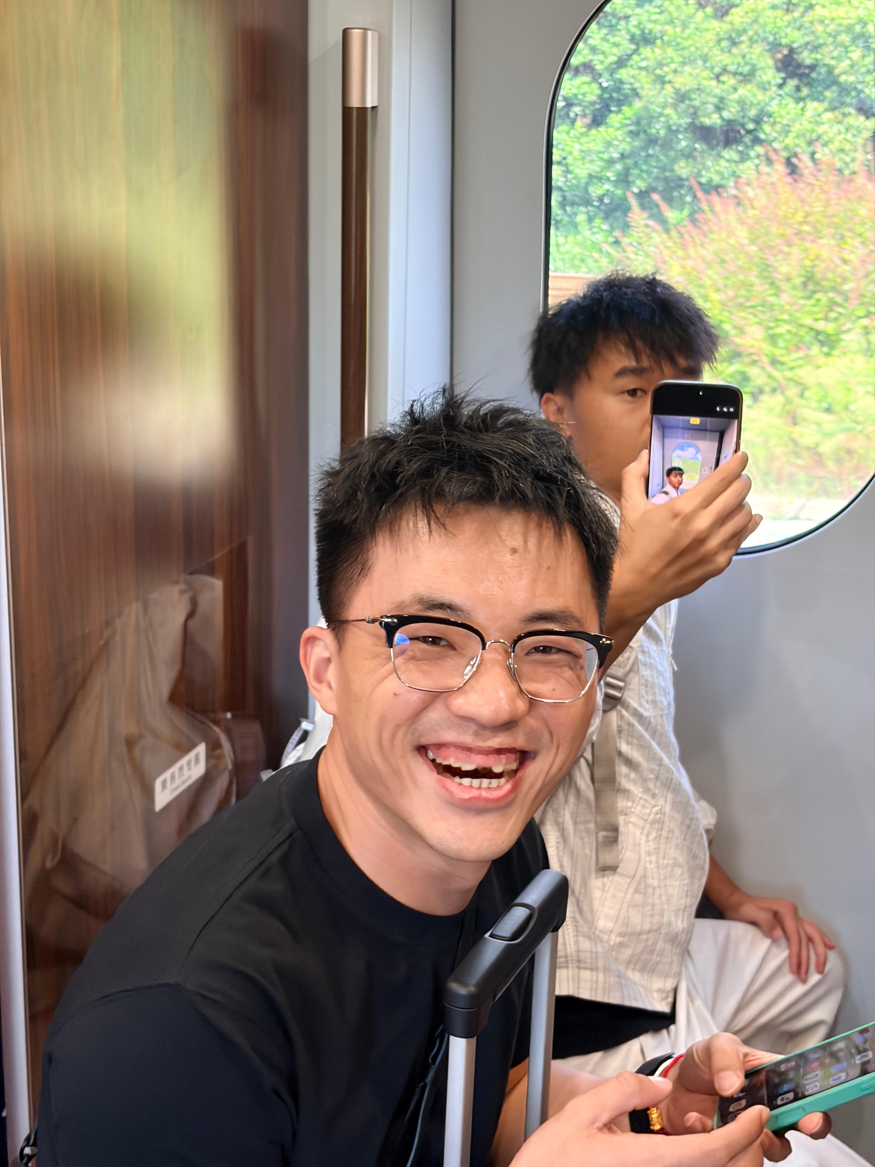 自信的男人最帅走到哪里，都是先来一张自拍照 ​​​  ​​​