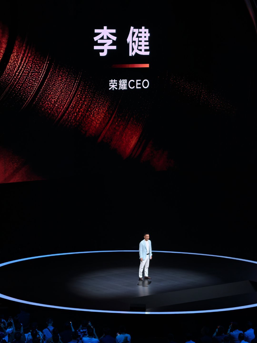 昨晚荣耀李健 在国内发布会上首秀，会后荣耀高管团队首次集体亮相 接受群访。前前后