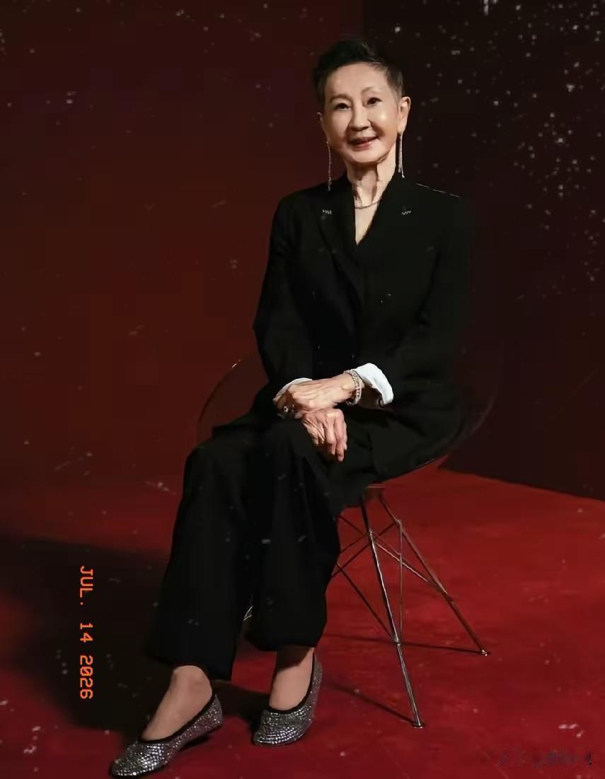 享年75岁的施南生走了，
她不是死于意外，
也不是死于高龄，而是死于我们谁都难以