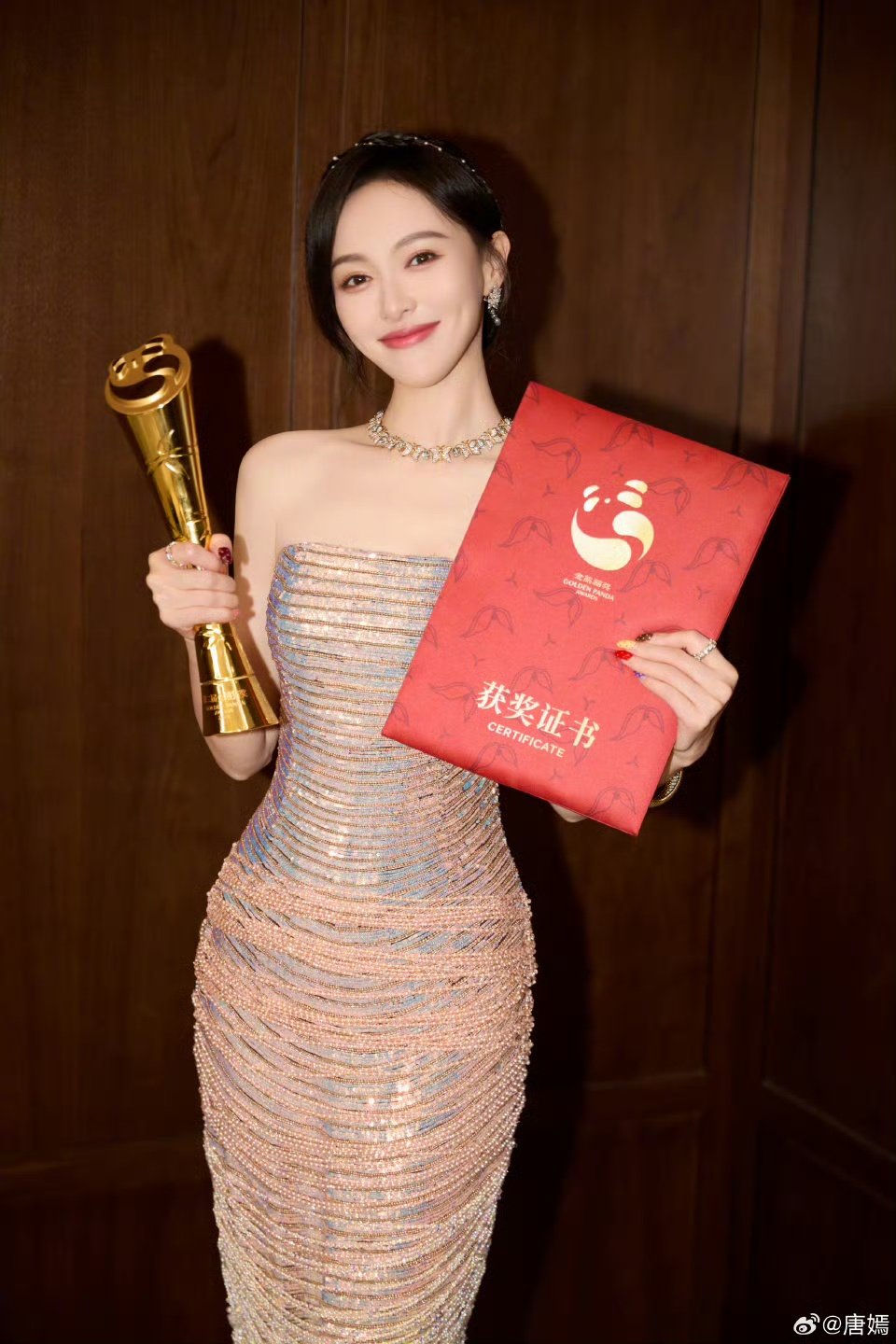 唐嫣晒视后奖杯证书唐嫣晒最佳女主奖杯证书唐嫣晒视后奖杯证书啦！娱乐[超话] ​​