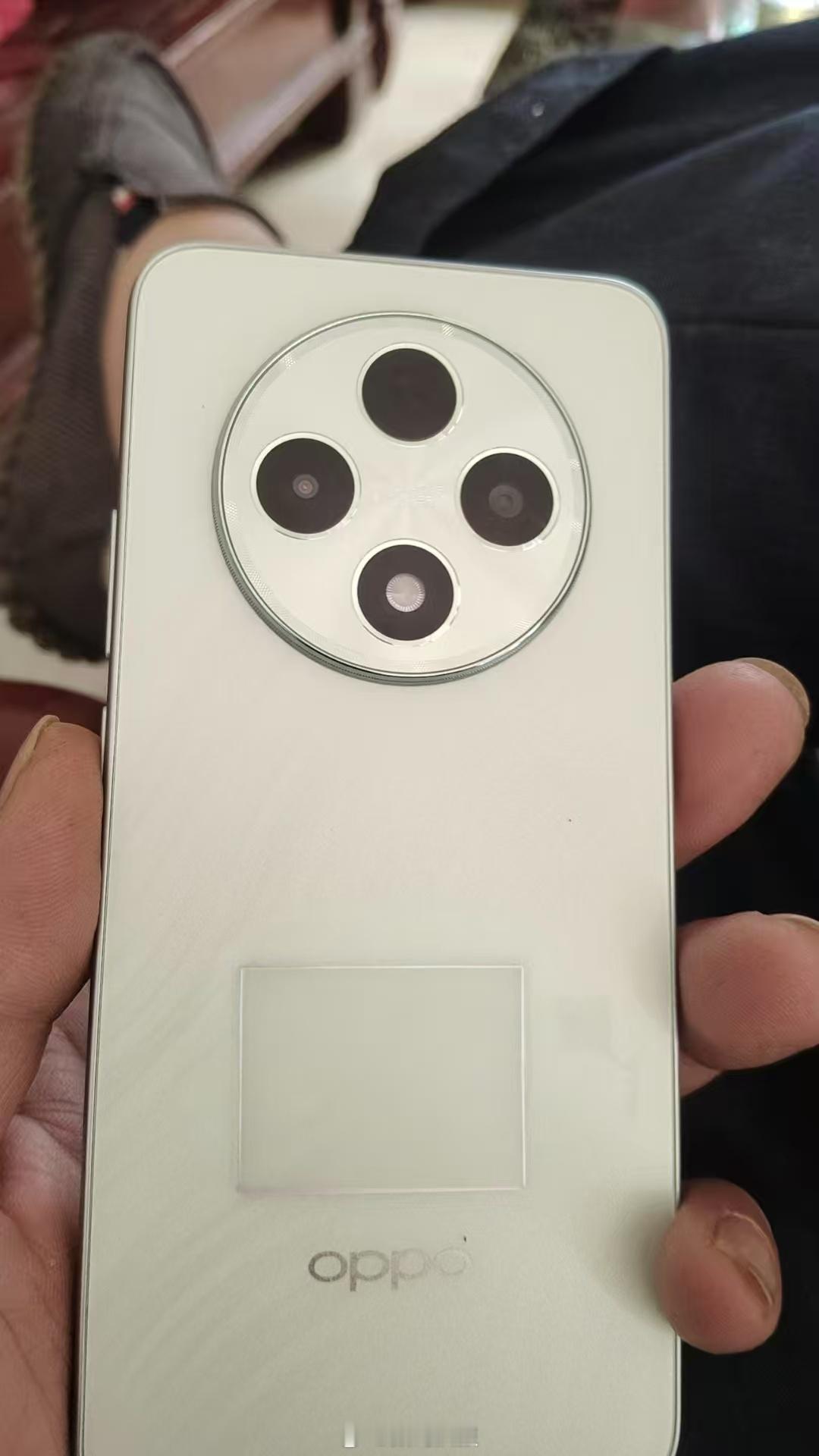 我哥用的OPPO手机，用了几个月后突然充不了电了，拿去售后直接给他换了全新的，这