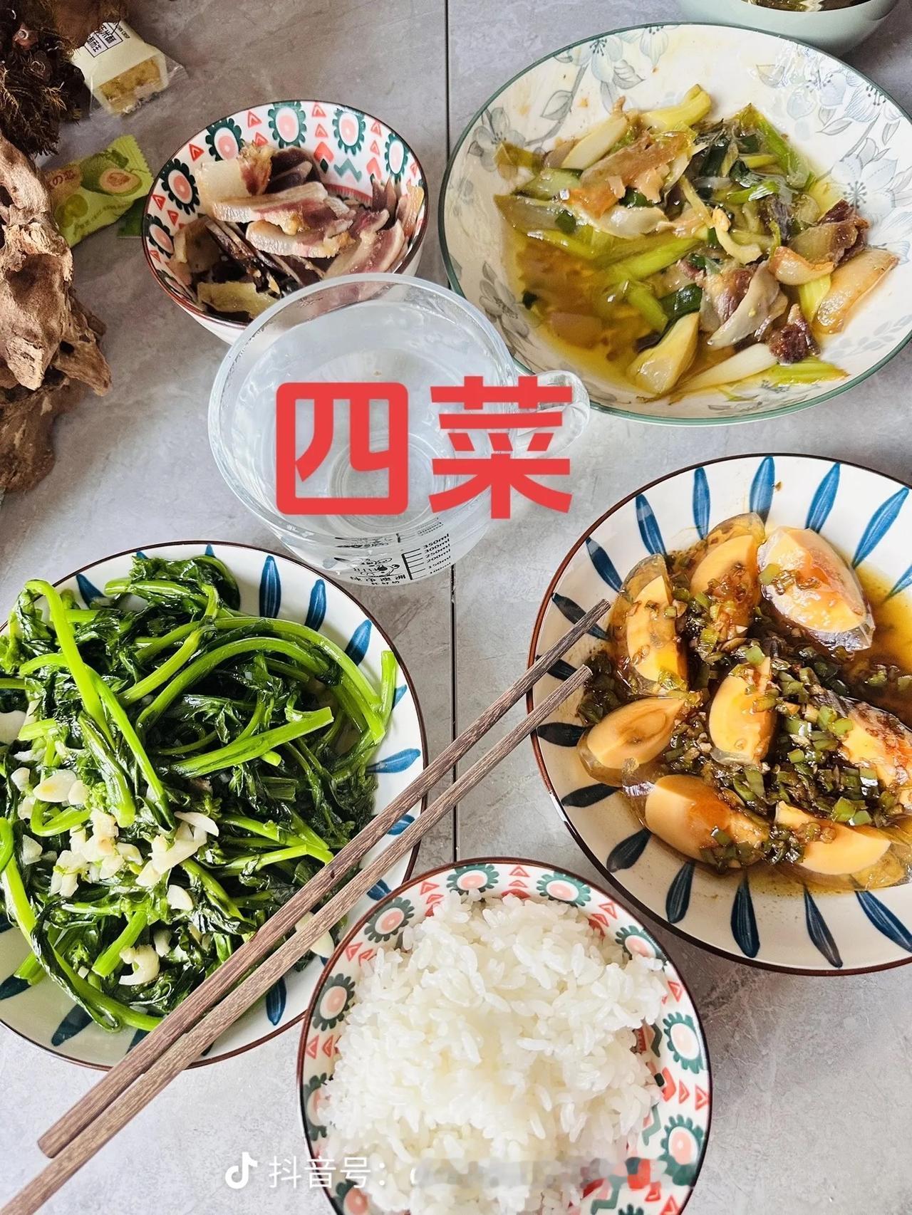 真是绝绝子！长见识了，朋友说她一个月给她婆婆3000块，今天一下班到家，瞅见这些