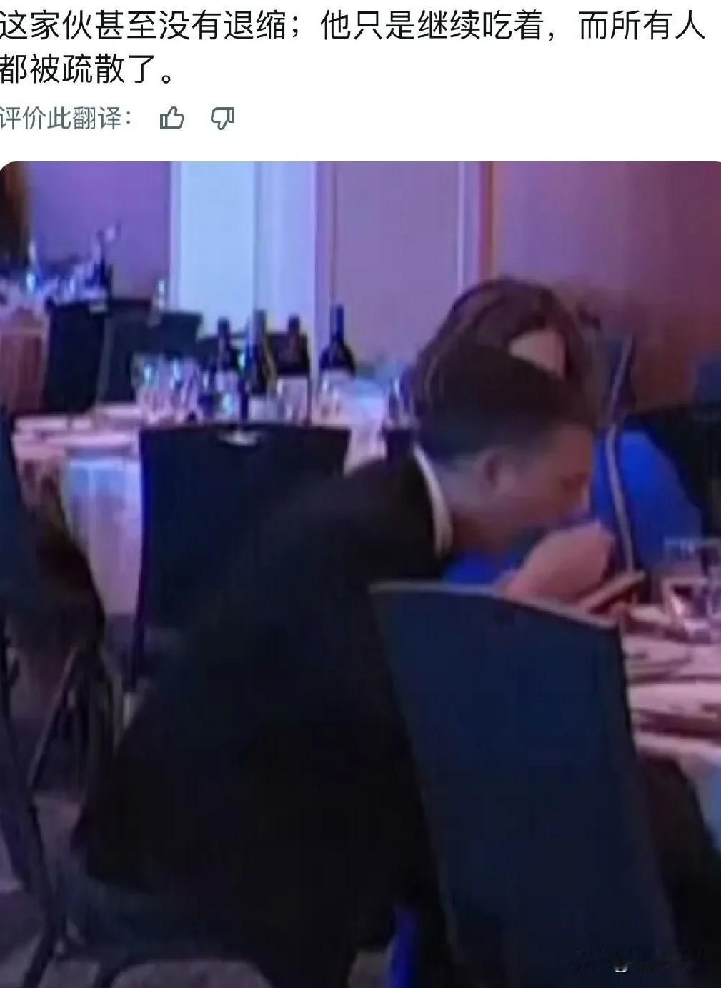 曼哈顿晚宴门票500刀，不吃白不吃


大多数惊恐万状自相逃命，他却镇定自若，吃