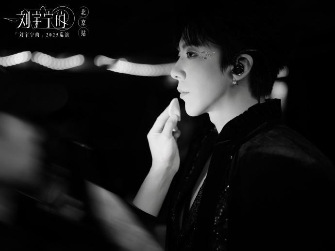 林依轮在微博晒出和刘宇宁的合照，自称剧粉追弟成功，这俩男神同框的画面，就像两辆法